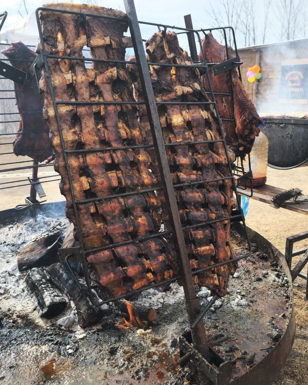 Costillares en jaulas de hierro sobre el disco de brasas