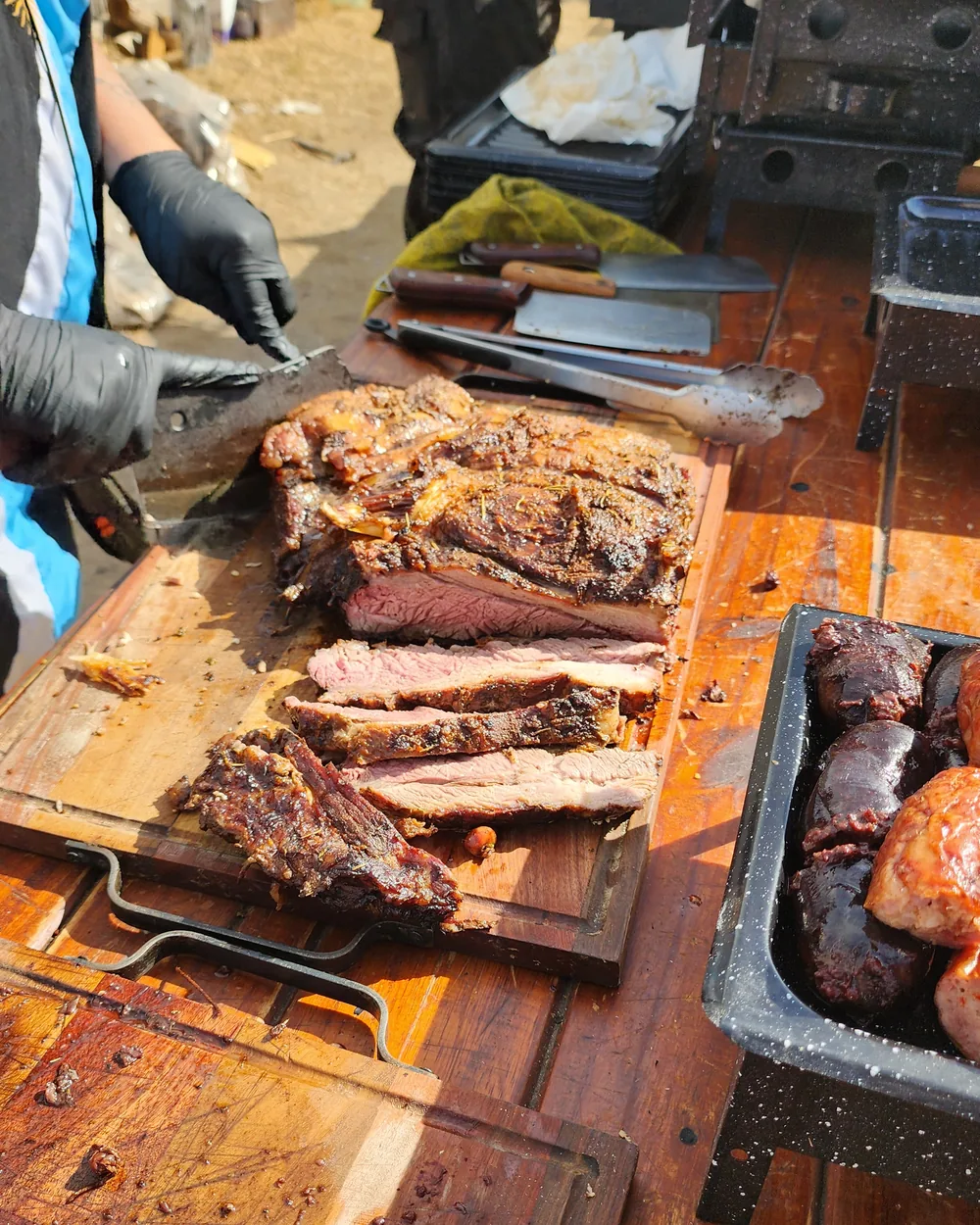 Carne recién cortada en fetas sobre la tabla de madera