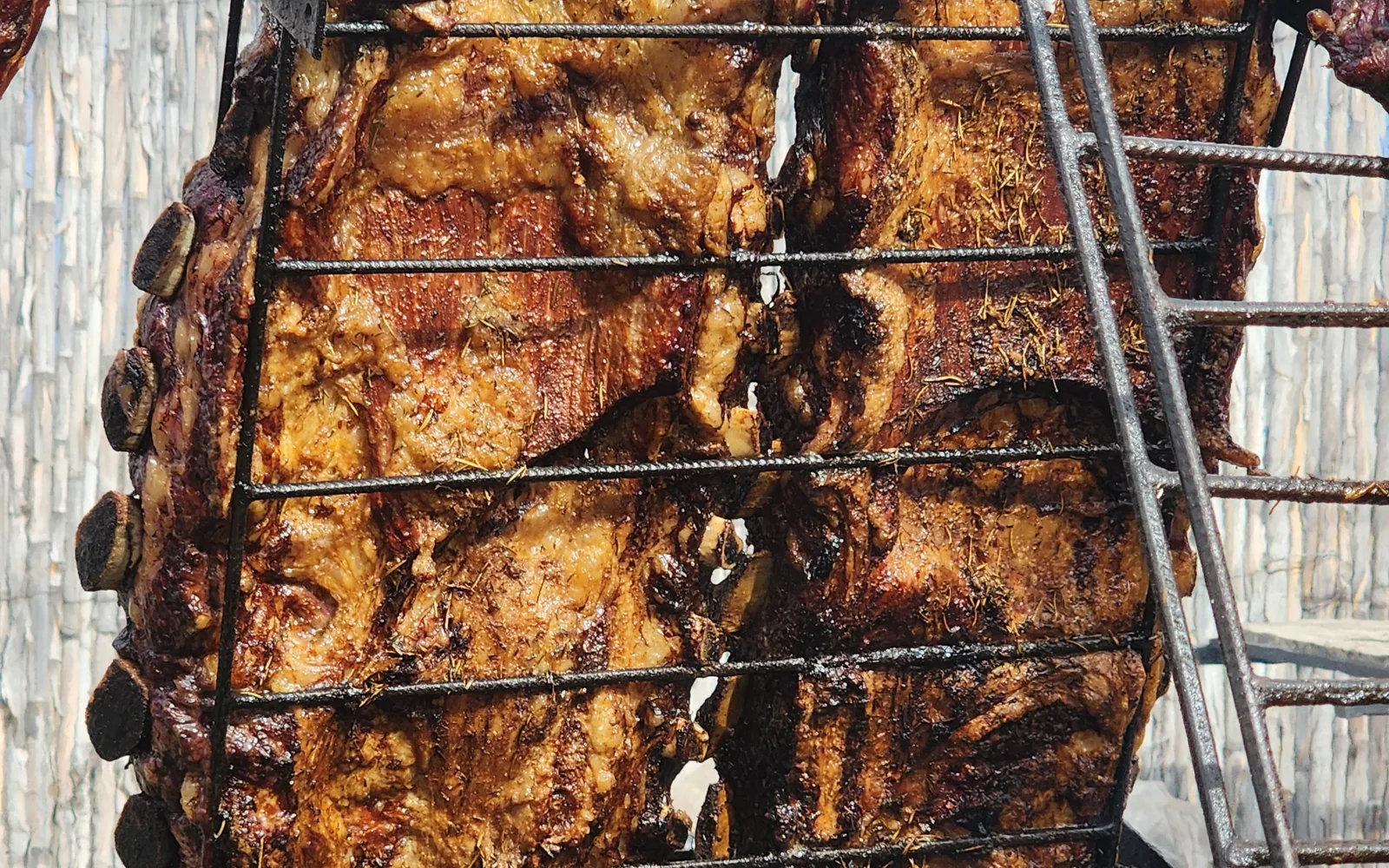 Costillares en jaulas de hierro sobre el disco de brasas