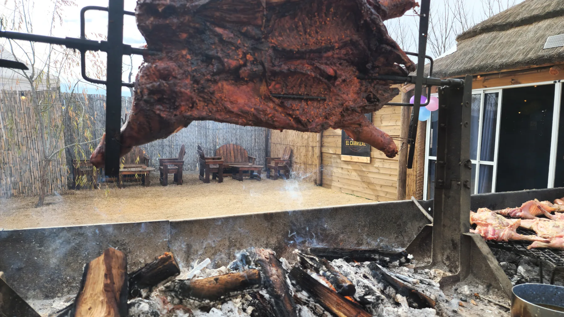 El predio de la parrilla en El Carrizal, con la montaña de fondo